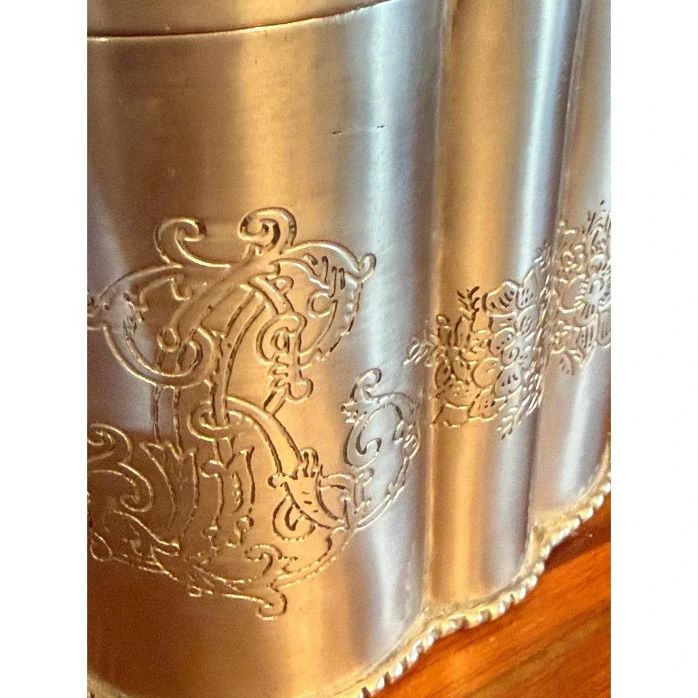 Tea Caddy Canister Unisex OS Silver Excellent Engraved Scalloped Metal